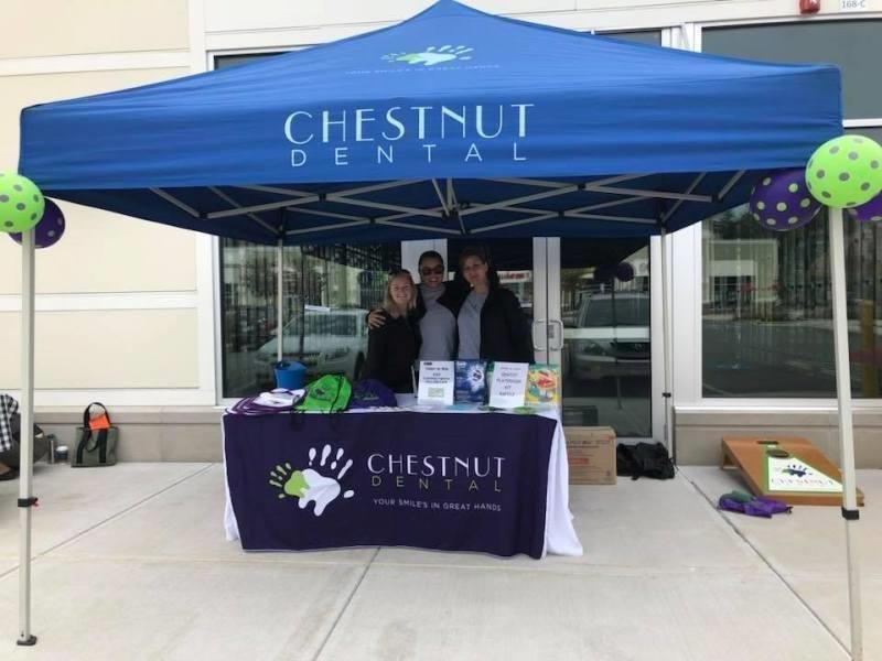 three womens in the entrance of clinic