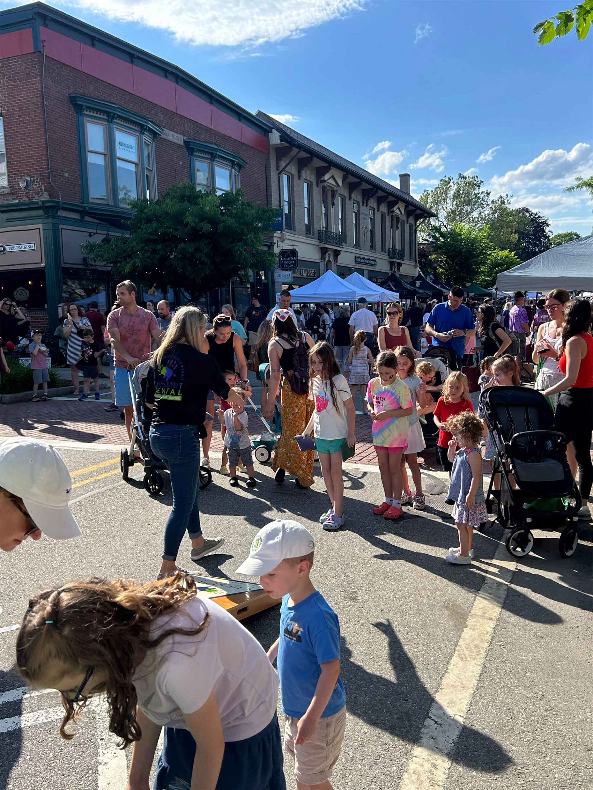 2024 strawberry stroll crowd